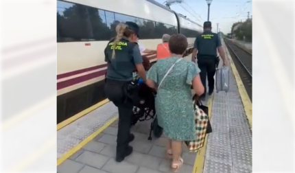 Vídeo: patrullas de la Guardia Civil han colaborado con los pasajeros y trabajadores de los trenes afectados por el corte de la circulación ferroviaria