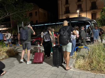 Fotos de los pasajeros que han sufrido el retraso de sus trenes por la falta de tensión en la catenaria