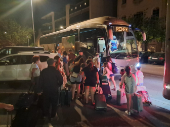 Fotos de los pasajeros que han sufrido el retraso de sus trenes por la falta de tensión en la catenaria