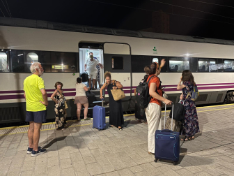 Fotos de los pasajeros que han sufrido el retraso de sus trenes por la falta de tensión en la catenaria