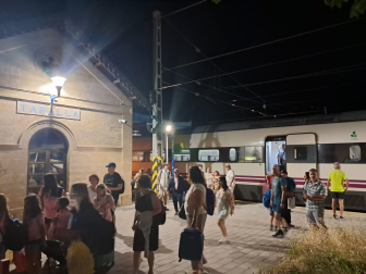 Fotos de los pasajeros que han sufrido el retraso de sus trenes por la falta de tensión en la catenaria