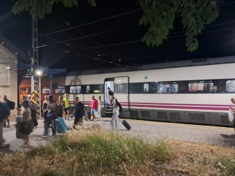 Fotos de los pasajeros que han sufrido el retraso de sus trenes por la falta de tensión en la catenaria
