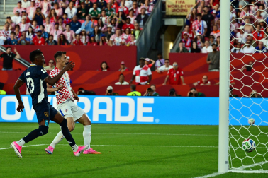 Fotos del debut goleador de Budimir en el Mundial.