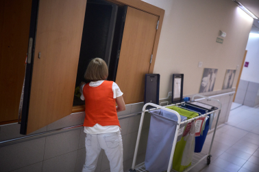 Pilar carga sacas de ropa sucia y las envía a la lavandería. La actividad forma parte de un taller prelaboral
