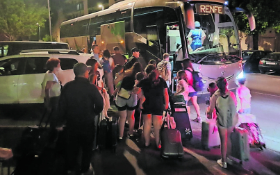 Afectados por la detención de los trenes, subiendo al autobús.