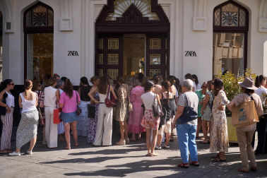 Fotos del comienzo de las rebajas de verano en Pamplona.