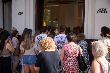 Fotos del comienzo de las rebajas de verano en Pamplona.
