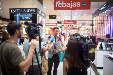 Fotos del comienzo de las rebajas de verano en Pamplona.