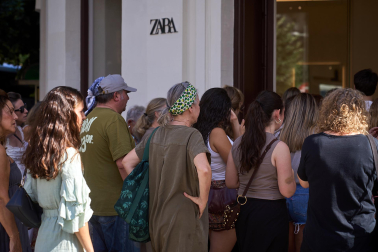 Fotos del comienzo de las rebajas de verano en Pamplona.