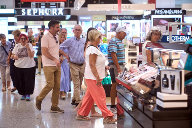 Fotos del comienzo de las rebajas de verano en Pamplona.