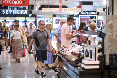 Fotos del comienzo de las rebajas de verano en Pamplona.
