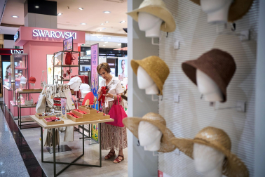 Fotos del comienzo de las rebajas de verano en Pamplona.