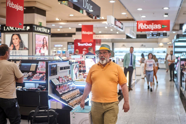 Fotos del comienzo de las rebajas de verano en Pamplona.