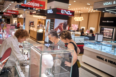 Fotos del comienzo de las rebajas de verano en Pamplona.