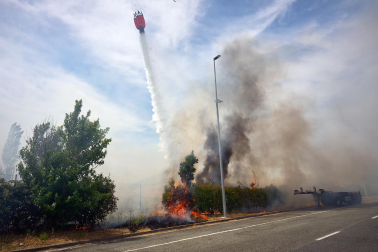 Foto del incendio junto a la Ciudad del Transporte.