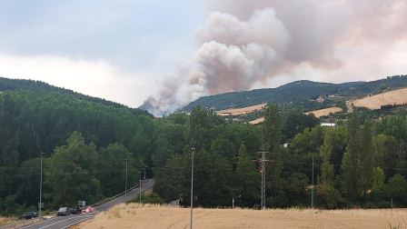 Foto del incendio al norte del monte San Cristóbal.