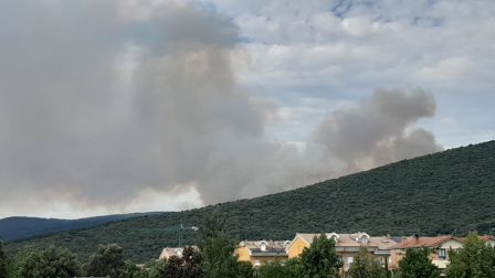 Foto del incendio al norte del monte San Cristóbal.