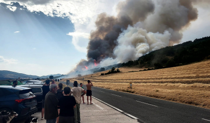 Foto del incendio al norte del monte San Cristóbal.