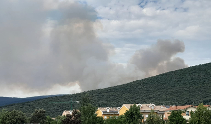Foto del incendio al norte del monte San Cristóbal
