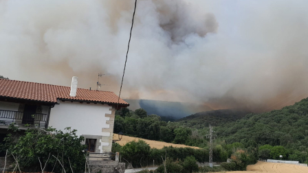 Vídeo: el fuego se acerca a Cildoz mientras evacúan a los animales del Centro Ecuestre Izadi