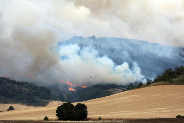 Foto del incendio al norte del monte San Cristóbal.