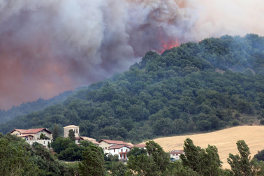 Foto del incendio al norte del monte San Cristóbal.