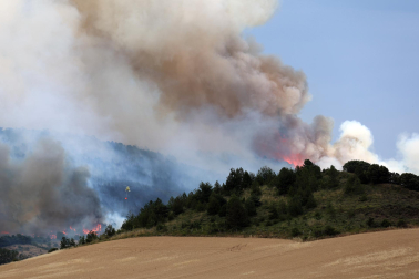 Foto del incendio al norte del monte San Cristóbal.