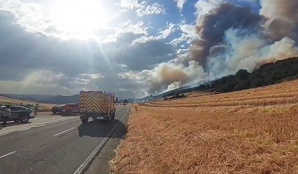 Agentes de los diferentes cuerpos de seguridad llegaron a la localidad para hacer frente al fuego