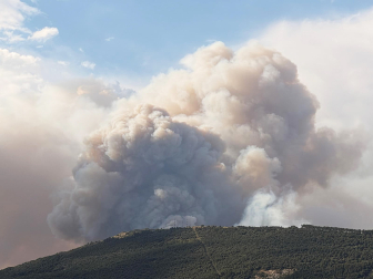 Foto del incendio al norte del monte San Cristóbal.