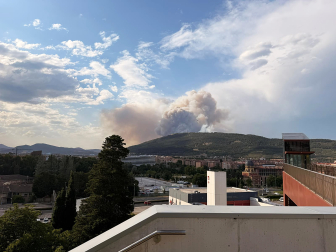 Foto del incendio al norte del monte San Cristóbal.