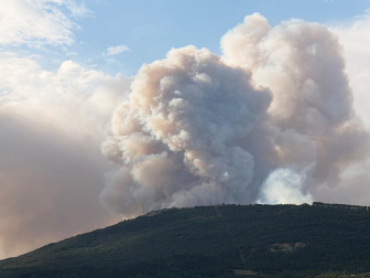 Foto del incendio al norte del monte San Cristóbal.