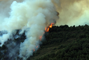 Foto del incendio al norte del monte San Cristóbal