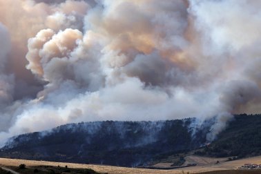 Foto del incendio al norte del monte San Cristóbal