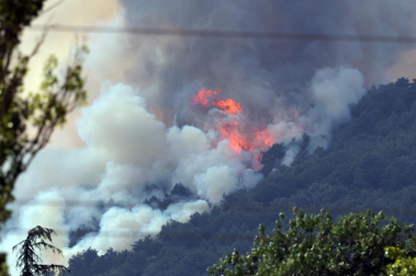 Foto del incendio al norte del monte San Cristóbal