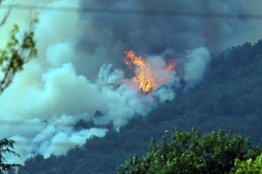 Foto del incendio al norte del monte San Cristóbal