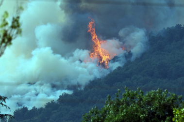 Foto del incendio al norte del monte San Cristóbal