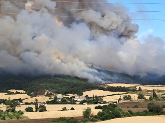 Foto del incendio al norte del monte San Cristóbal. Belzunce en primer plano y detrás, Navaz