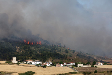 Foto del incendio al norte del monte San Cristóbal