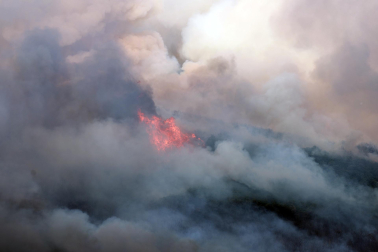 Foto del incendio al norte del monte San Cristóbal