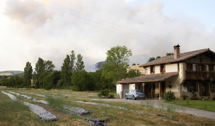 Foto del incendio al norte del monte San Cristóbal. Vista del fuego desde Unzu.