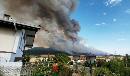 Foto del incendio al norte del monte San Cristóbal. Imágenes captadas desde Marcalain