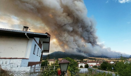 Foto del incendio al norte del monte San Cristóbal. Imágenes captadas desde Marcalain