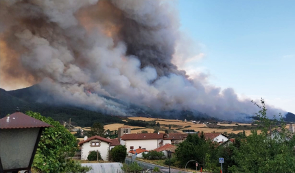 Foto del incendio al norte del monte San Cristóbal. Imágenes captadas desde Marcalain