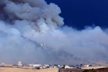 Foto del incendio al norte del monte San Cristóbal