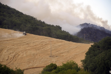 Foto del incendio al norte del monte San Cristóbal. Vista desde la localidad de Cildoz.