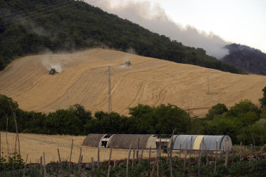 Foto del incendio al norte del monte San Cristóbal. Vista desde la localidad de Cildoz.