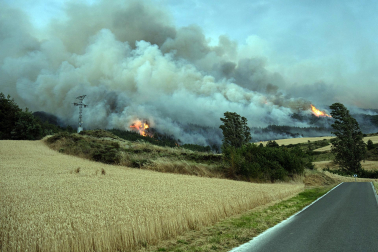 Foto del incendio al norte del monte San Cristóbal. Vista desde la localidad de Navaz