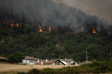Foto del incendio al norte del monte San Cristóbal. Vista desde la localidad de Navaz