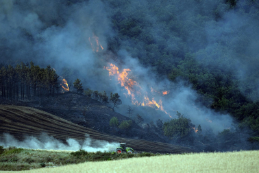 Foto del incendio al norte del monte San Cristóbal. Vista desde la localidad de Navaz