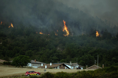 Foto del incendio al norte del monte San Cristóbal. Vista desde la localidad de Navaz
